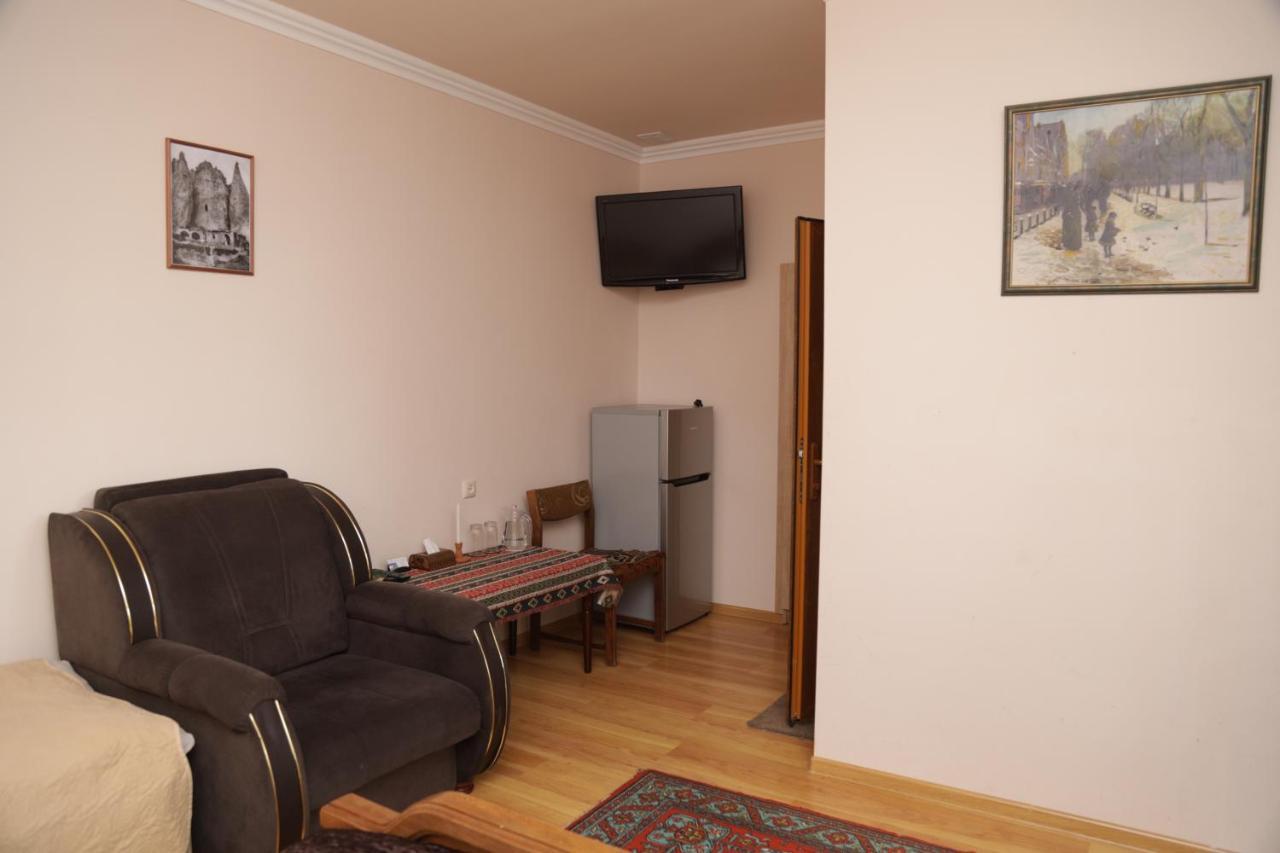 Hayi Tun Guest House Goris Bagian luar foto