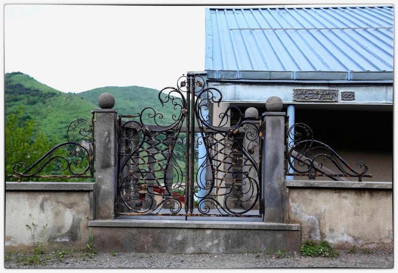 Hayi Tun Guest House Goris Bagian luar foto